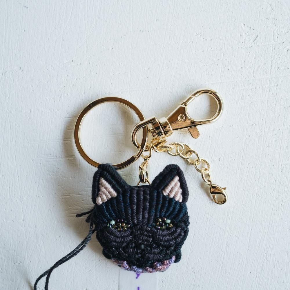 （2025年7月）【1点もの】yuki choucho　黒猫のお顔刺繍ブローチ／キーチェーン　y1