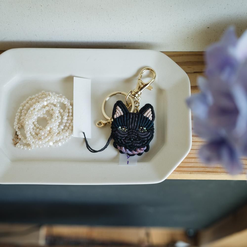 （2025年7月）【1点もの】yuki choucho　黒猫のお顔刺繍ブローチ／キーチェーン　y1