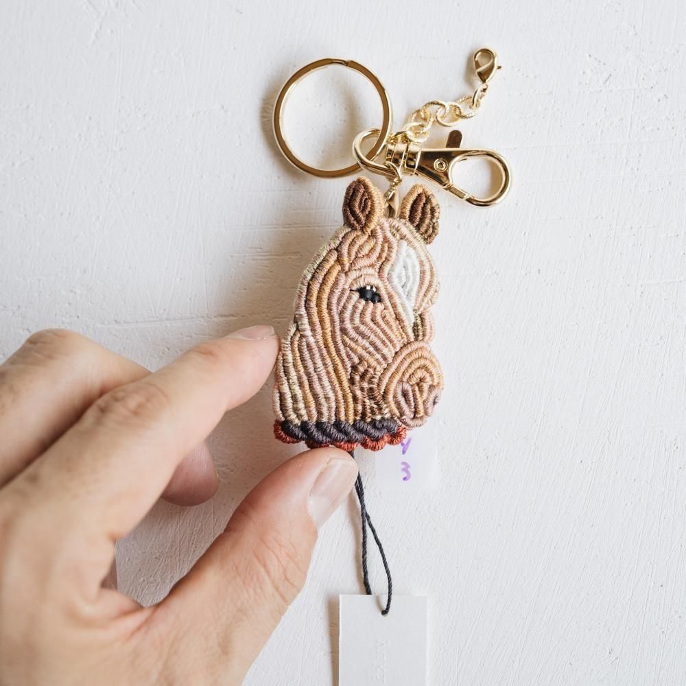 （2025年7月）【1点もの】yuki choucho　馬のお顔刺繍ブローチ／キーチェーン　y3