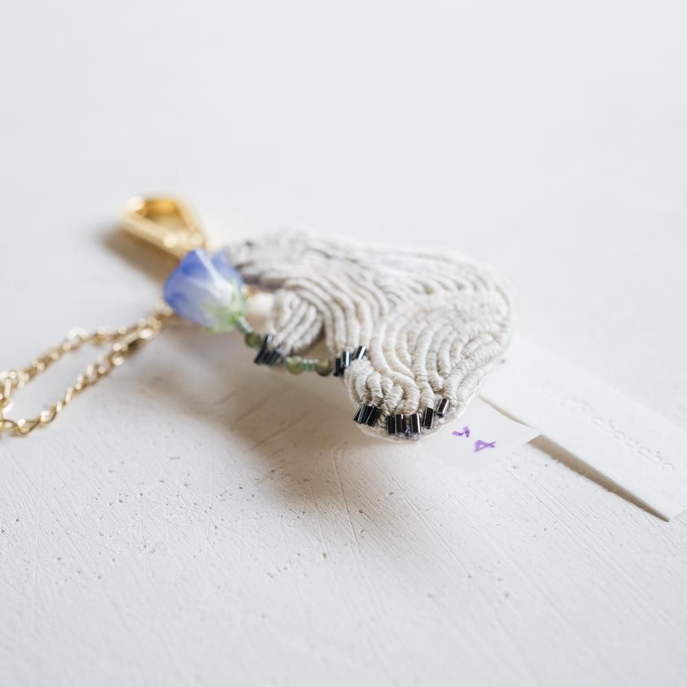 （2025年7月）【1点もの】yuki choucho　ホッキョクグマの刺繍ブローチ／バックチャーム　y4