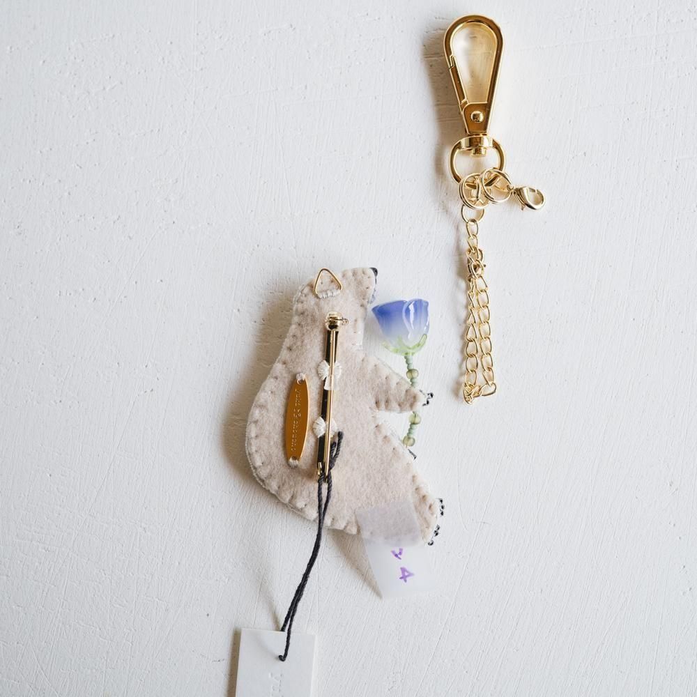 （2025年7月）【1点もの】yuki choucho　ホッキョクグマの刺繍ブローチ／バックチャーム　y4