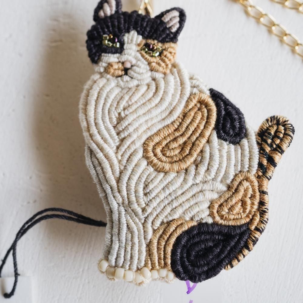 （2025年7月）【1点もの】yuki choucho　三毛猫の刺繍ブローチ／バックチャーム　y6