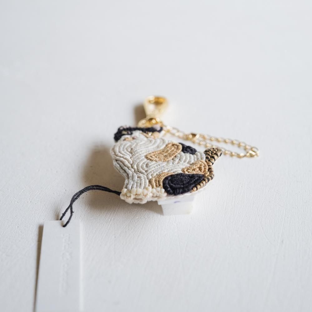 （2025年7月）【1点もの】yuki choucho　三毛猫の刺繍ブローチ／バックチャーム　y6