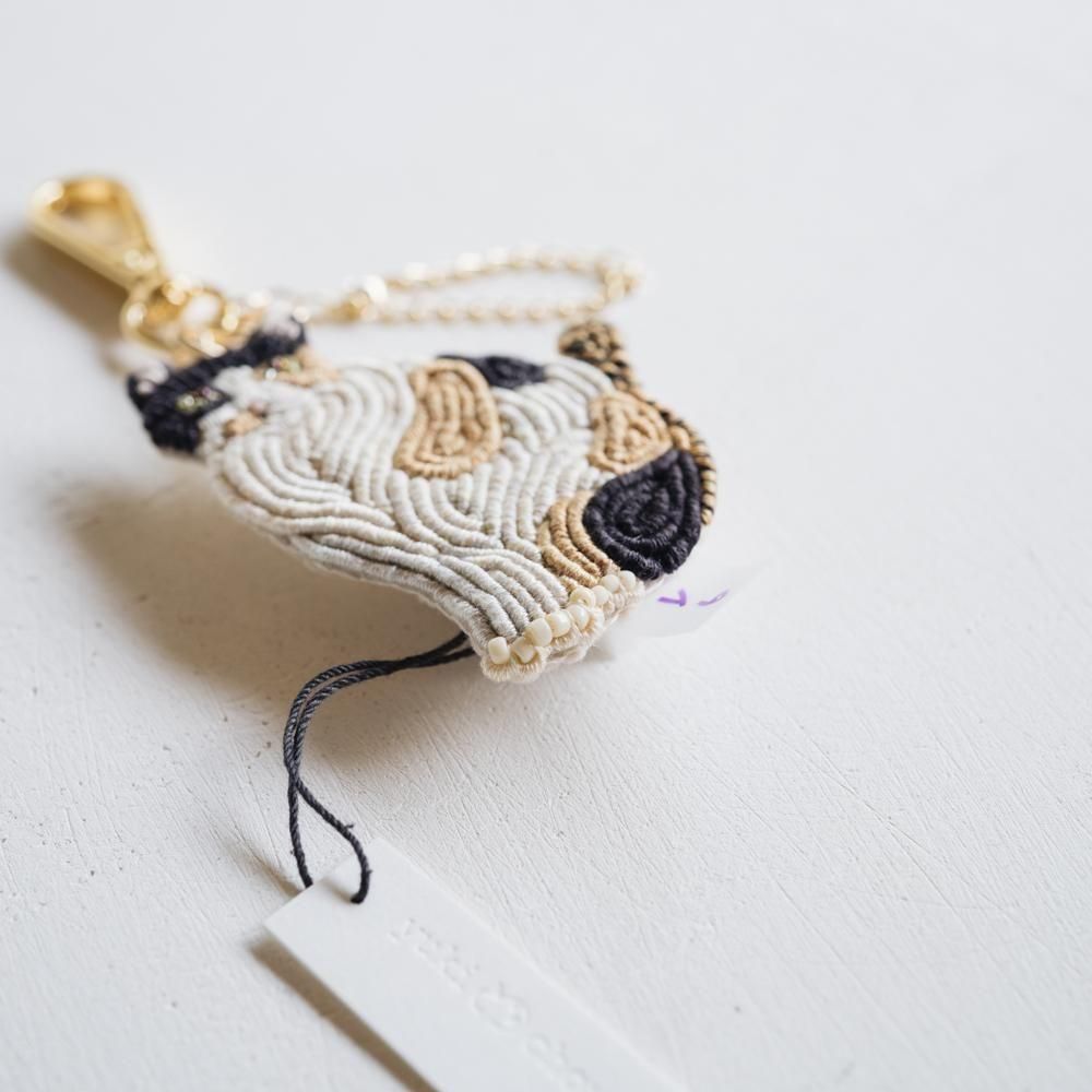 （2025年7月）【1点もの】yuki choucho　三毛猫の刺繍ブローチ／バックチャーム　y6