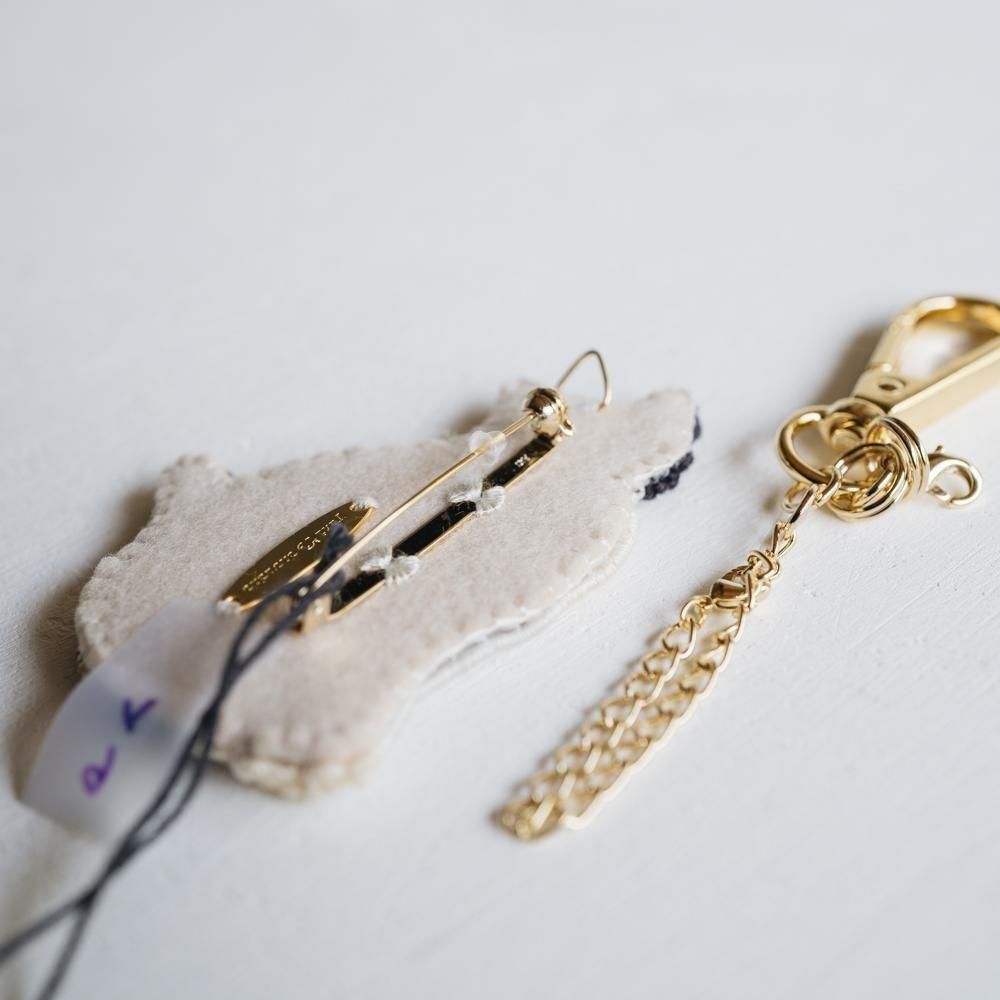（2025年7月）【1点もの】yuki choucho　三毛猫の刺繍ブローチ／バックチャーム　y6