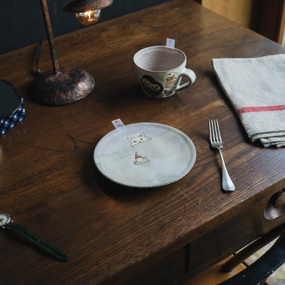（2025年7月）acnepotterystudio　のぞく猫ケーキ皿　A29a<img class='new_mark_img2' src='https://img.shop-pro.jp/img/new/icons1.gif' style='border:none;display:inline;margin:0px;padding:0px;width:auto;' />
