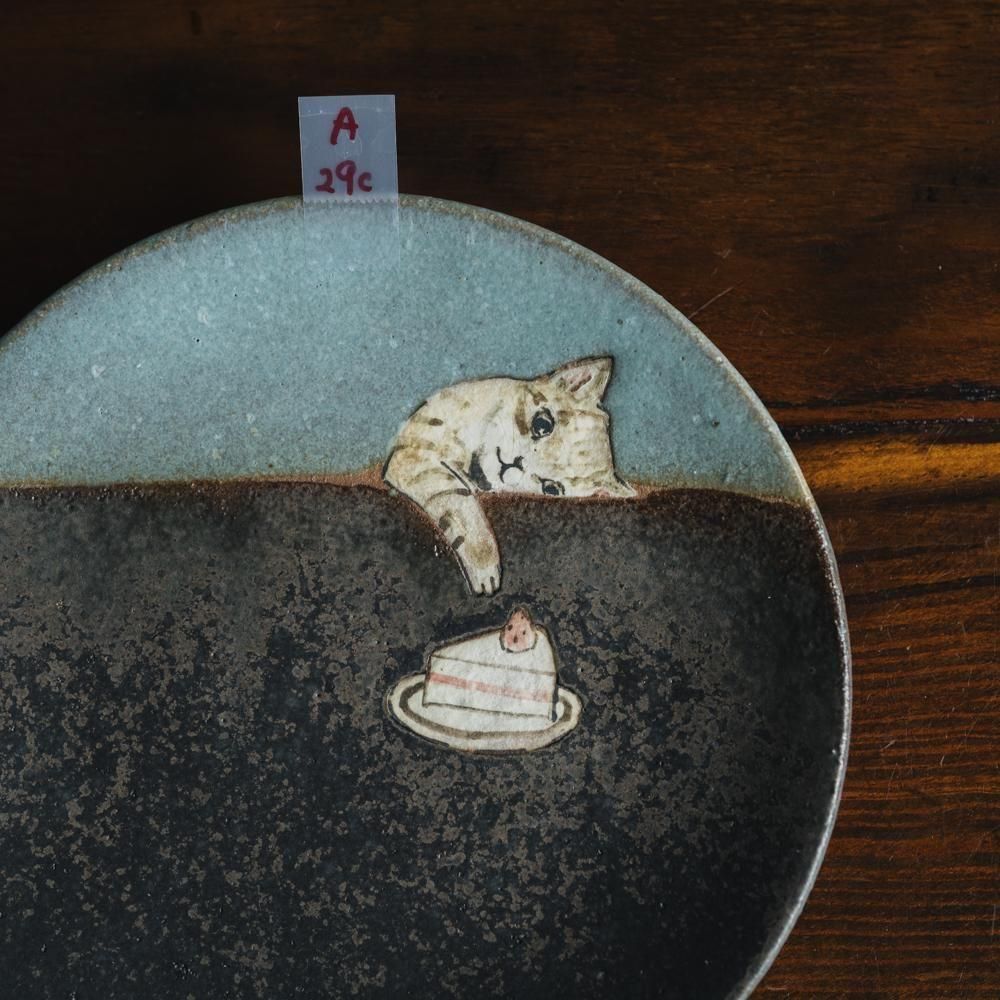 （2025年7月）acnepotterystudio　のぞく猫ケーキ皿　A29c<img class='new_mark_img2' src='https://img.shop-pro.jp/img/new/icons1.gif' style='border:none;display:inline;margin:0px;padding:0px;width:auto;' />
