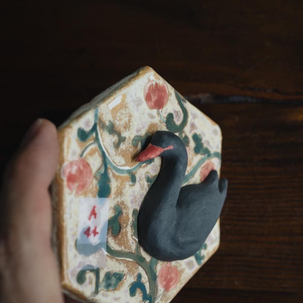（2025年7月）【1点もの】acnepotterystudio　白鳥の壁掛け　A44<img class='new_mark_img2' src='https://img.shop-pro.jp/img/new/icons1.gif' style='border:none;display:inline;margin:0px;padding:0px;width:auto;' />