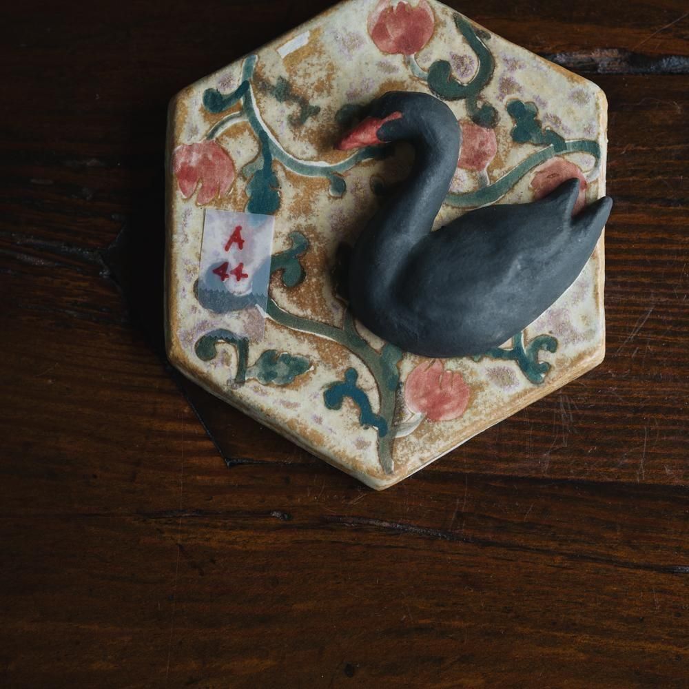 （2025年7月）【1点もの】acnepotterystudio　白鳥の壁掛け　A44<img class='new_mark_img2' src='https://img.shop-pro.jp/img/new/icons1.gif' style='border:none;display:inline;margin:0px;padding:0px;width:auto;' />