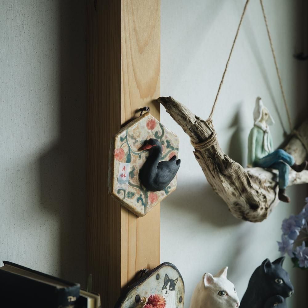 （2025年7月）【1点もの】acnepotterystudio　白鳥の壁掛け　A44<img class='new_mark_img2' src='https://img.shop-pro.jp/img/new/icons1.gif' style='border:none;display:inline;margin:0px;padding:0px;width:auto;' />