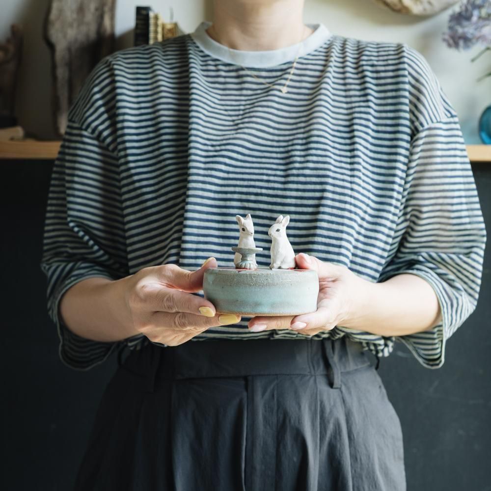 （2025年7月）【1点もの】acnepotterystudio　うさぎの高台アクセサリープレート　A49<img class='new_mark_img2' src='https://img.shop-pro.jp/img/new/icons1.gif' style='border:none;display:inline;margin:0px;padding:0px;width:auto;' />