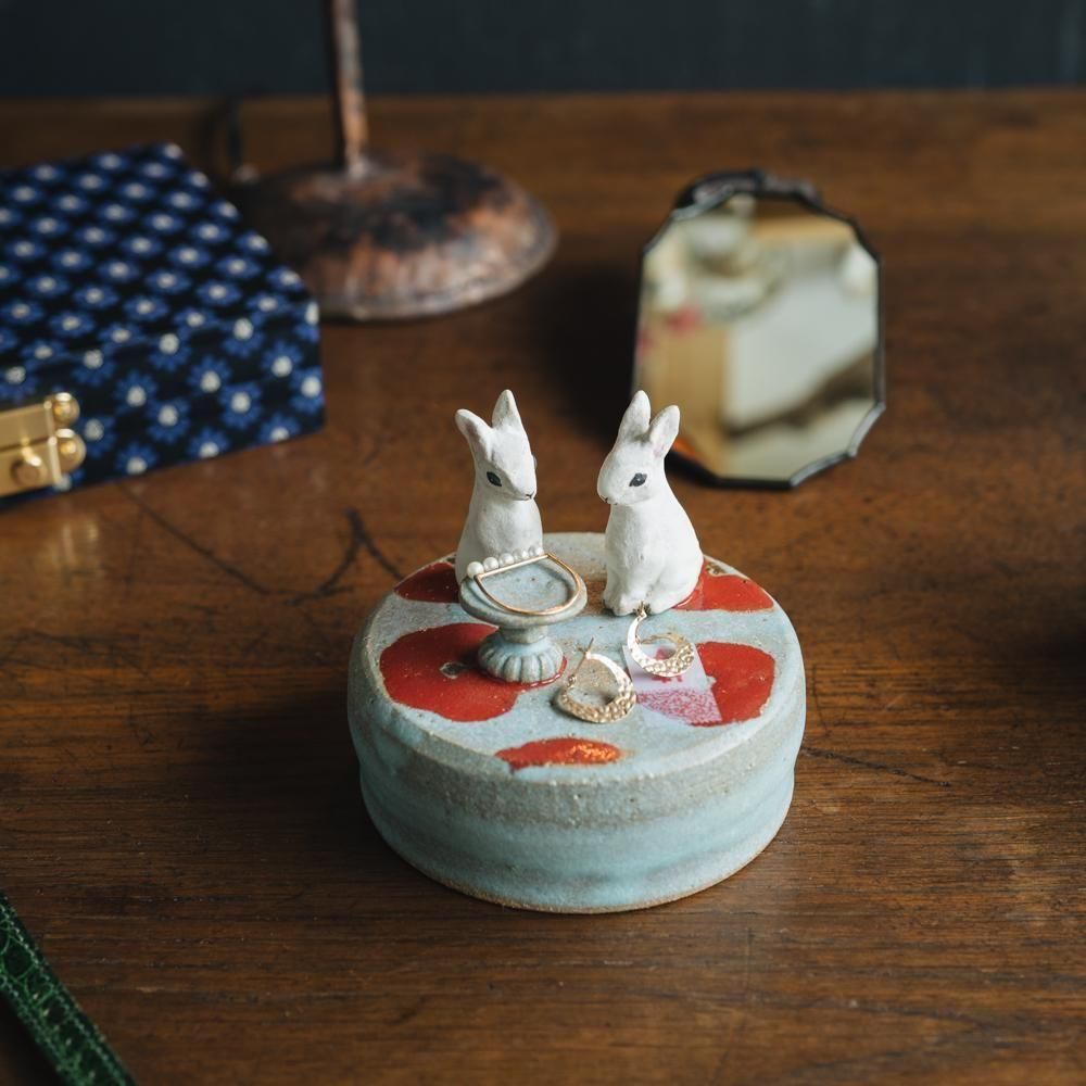 （2025年7月）【1点もの】acnepotterystudio　うさぎの高台アクセサリープレート　A49<img class='new_mark_img2' src='https://img.shop-pro.jp/img/new/icons1.gif' style='border:none;display:inline;margin:0px;padding:0px;width:auto;' />
