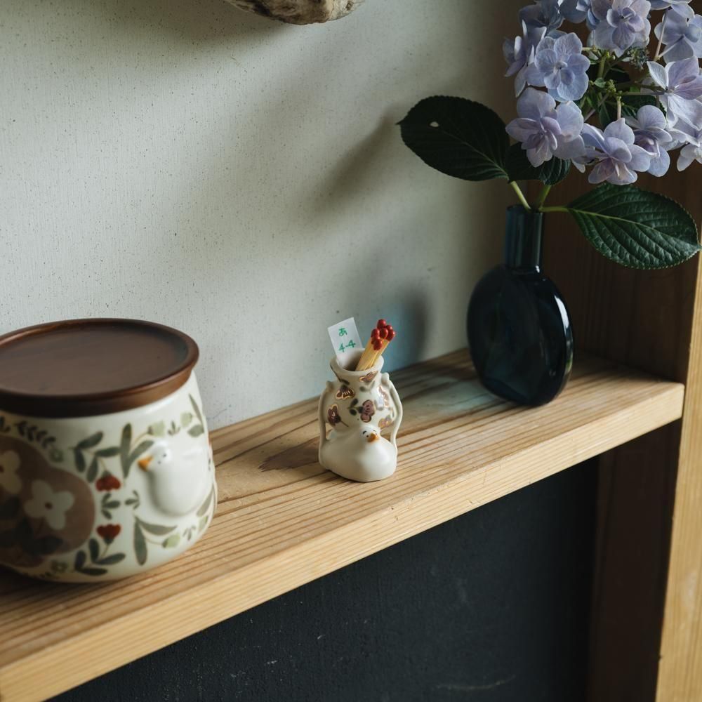 <img class='new_mark_img1' src='https://img.shop-pro.jp/img/new/icons1.gif' style='border:none;display:inline;margin:0px;padding:0px;width:auto;' />（2025年7月）荒井彩乃【1点もの】壺持ちアヒルA　あ4-4