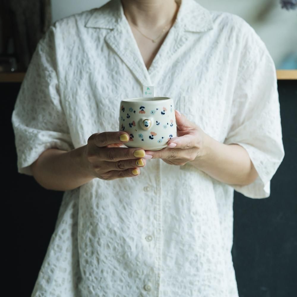 <img class='new_mark_img1' src='https://img.shop-pro.jp/img/new/icons1.gif' style='border:none;display:inline;margin:0px;padding:0px;width:auto;' />（2025年7月）荒井彩乃【1点もの】金彩レリーフカップ　あ9-11