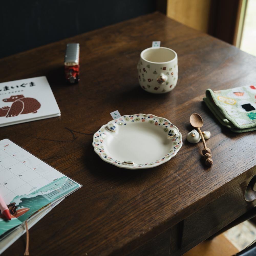 <img class='new_mark_img1' src='https://img.shop-pro.jp/img/new/icons1.gif' style='border:none;display:inline;margin:0px;padding:0px;width:auto;' />（2025年7月）荒井彩乃【1点もの】金彩レリーフ皿　あ10-1