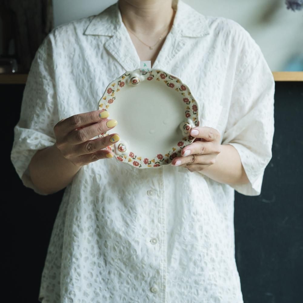 <img class='new_mark_img1' src='https://img.shop-pro.jp/img/new/icons1.gif' style='border:none;display:inline;margin:0px;padding:0px;width:auto;' />（2025年7月）荒井彩乃【1点もの】金彩レリーフ皿　あ10-5