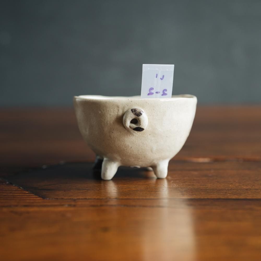 （2025年7月）【1点もの】岩佐悠子　猫のおちょこ　い2-2<img class='new_mark_img2' src='https://img.shop-pro.jp/img/new/icons1.gif' style='border:none;display:inline;margin:0px;padding:0px;width:auto;' />