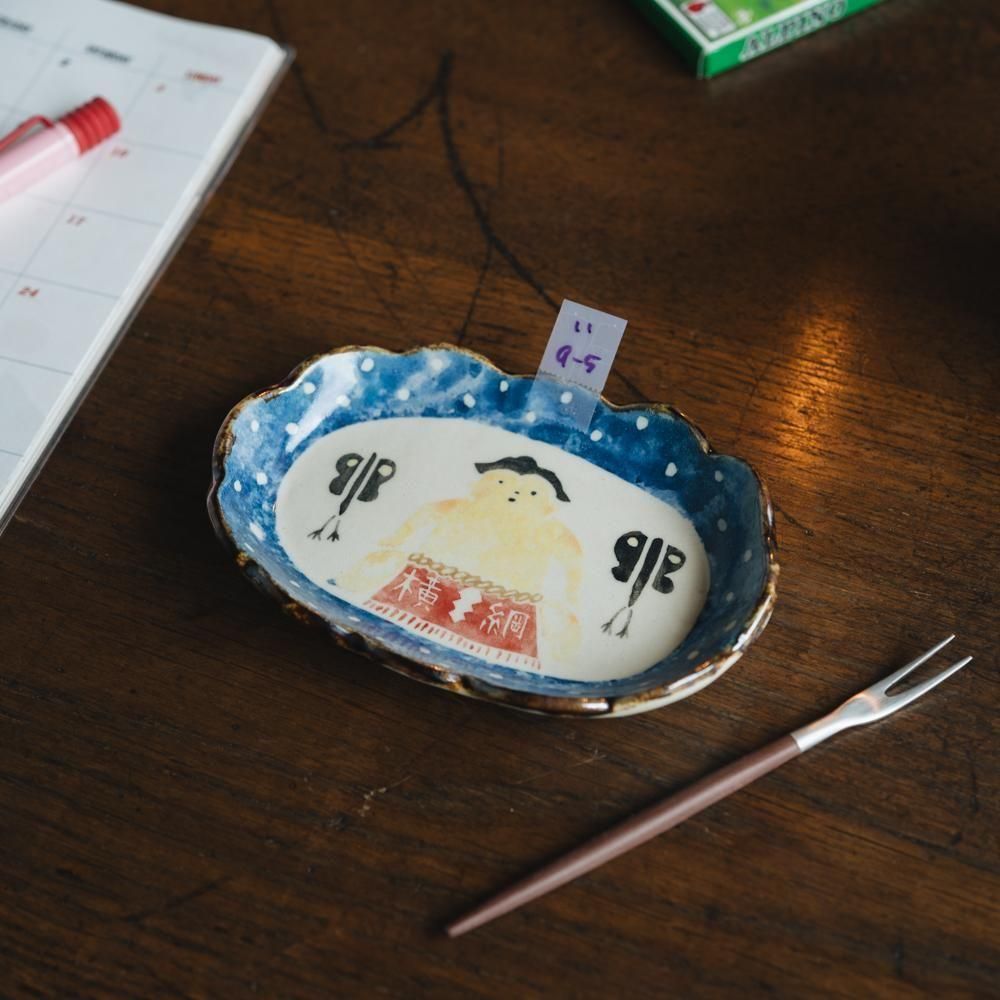 （2025年7月）【1点もの】岩佐悠子　横綱の小皿　い9-5<img class='new_mark_img2' src='https://img.shop-pro.jp/img/new/icons1.gif' style='border:none;display:inline;margin:0px;padding:0px;width:auto;' />