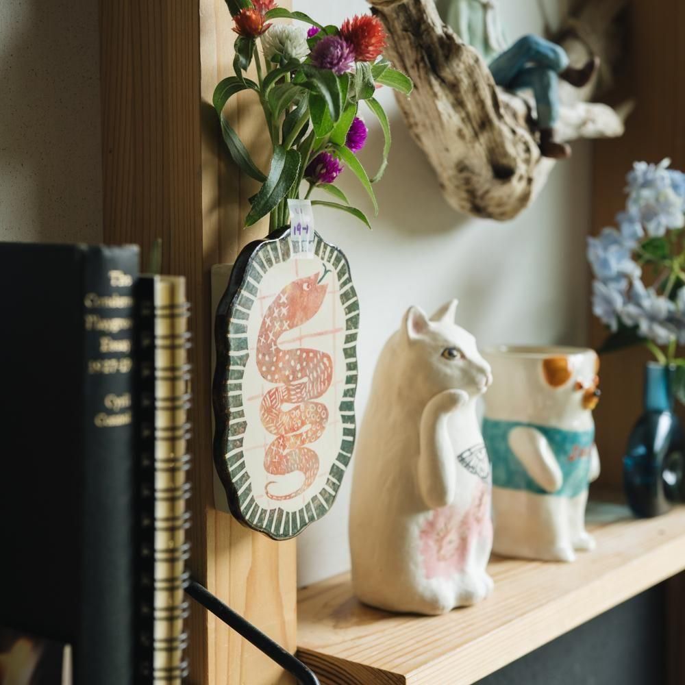 （2025年7月）【1点もの】岩佐悠子　ヘビの壁掛け花器　い19-1