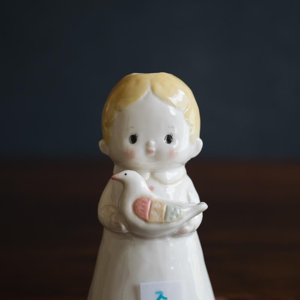 （2025年7月）【1点もの】すずらんまーち　祈り（ハトをもつ子供の一輪挿し）　ス18