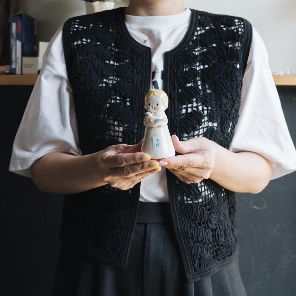 （2025年7月）【1点もの】すずらんまーち　祈り（ハトをもつ子供の一輪挿し）　ス19