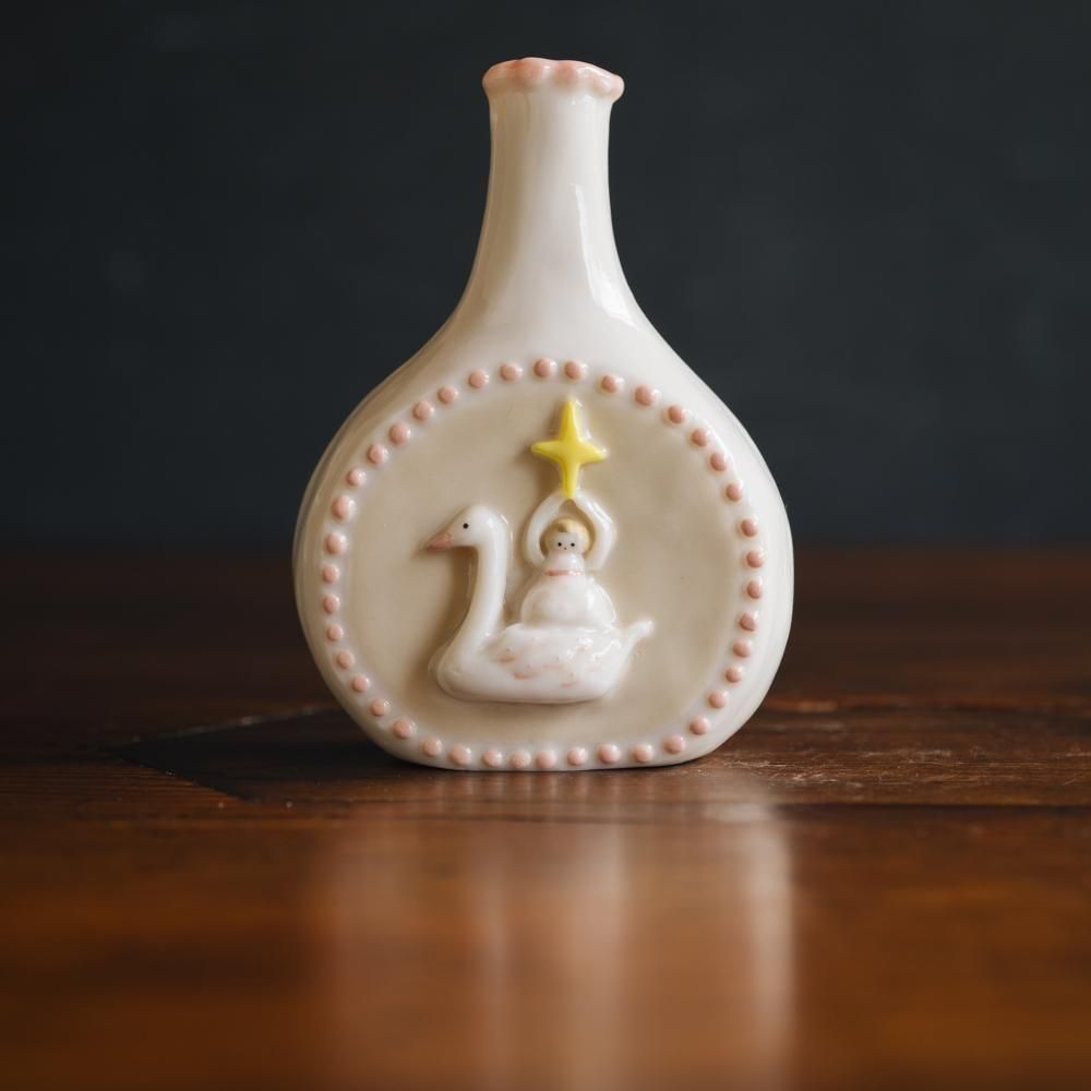 （2025年7月）【1点もの】すずらんまーち　スワンと少女の一輪挿し　ス31