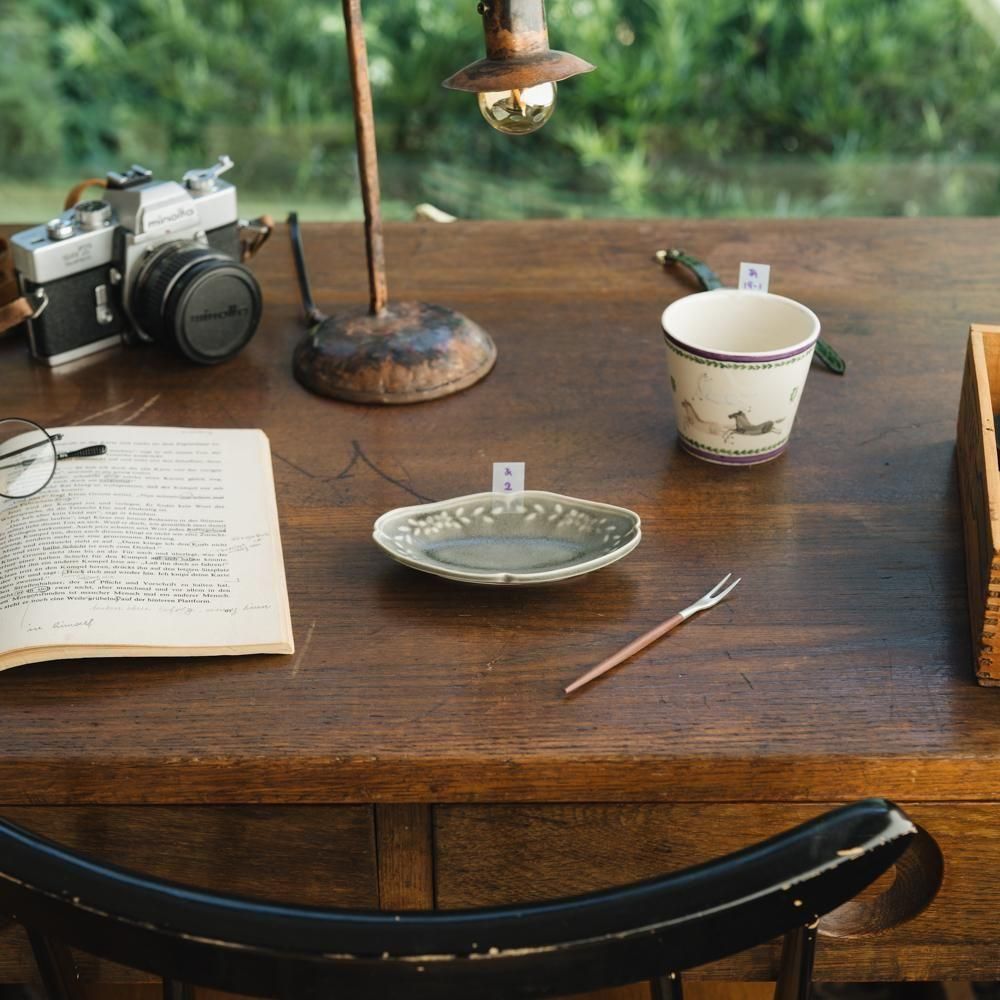 阿部慎太朗さんの花冠レリーフ豆ラヴィエ(グレー・ペールグレー) 2枚セット 阿部慎太朗さんの花冠レリーフ豆ラヴィエ(グレー・ペールグレー