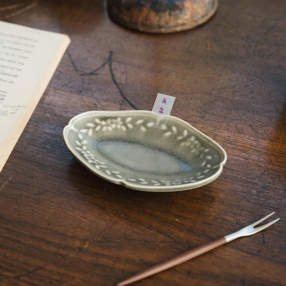 阿部慎太朗さんの花冠レリーフ豆ラヴィエ(グレー・ペールグレー) 2枚セット 阿部慎太朗さんの花冠レリーフ豆ラヴィエ(グレー・ペールグレー