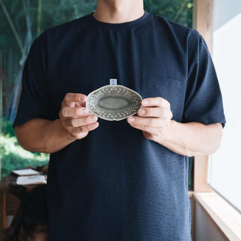 阿部慎太朗さんの花冠レリーフ豆ラヴィエ(グレー・ペールグレー) 2枚セット 阿部慎太朗さんの花冠レリーフ豆ラヴィエ(グレー・ペールグレー