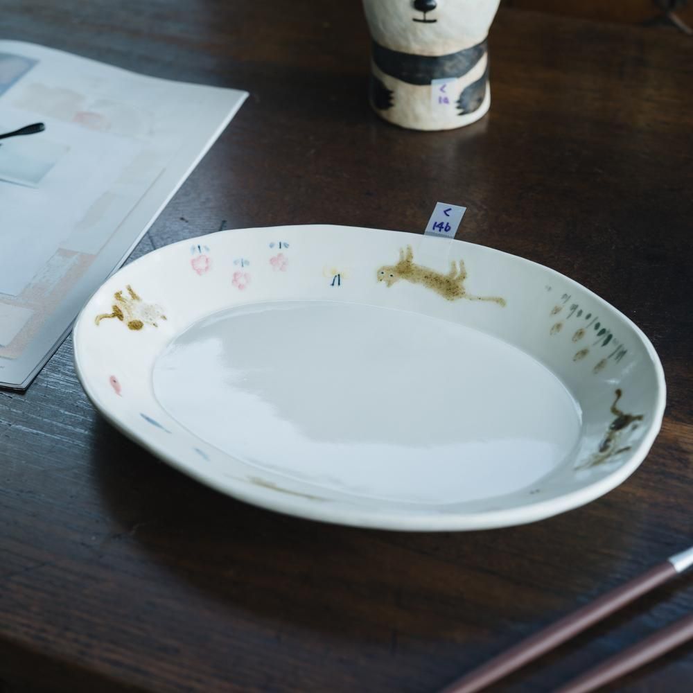 作家もの 白いテクスチャー仕上げの円形皿 作家もの 白いテクスチャー