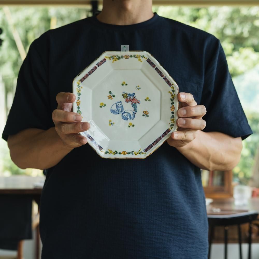 美品　陶器　年代物　八角絵皿　丁寧に描かれた獅子や牡丹の絵柄が素敵な　古道具 作家さんの器と暮らしにまつわる道具のお店｜イロドリ