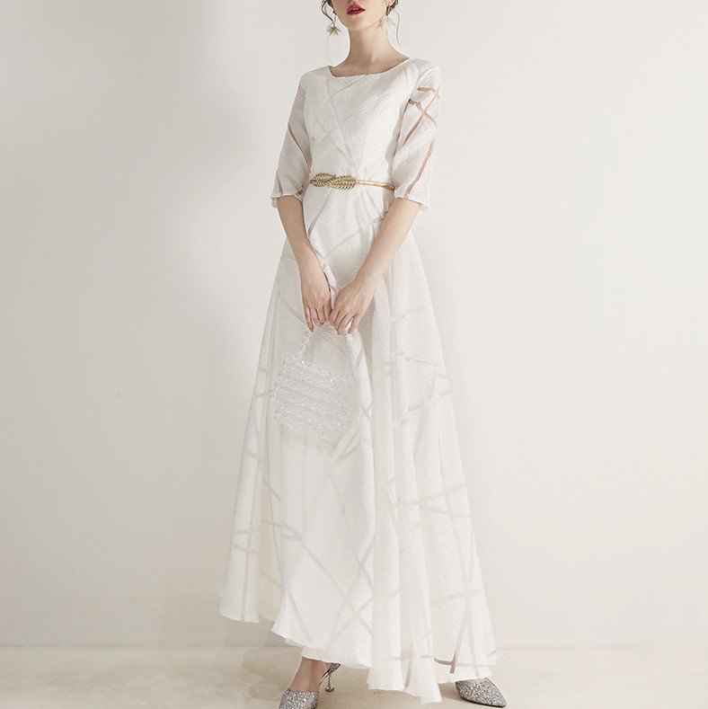 シンプルエレガントな白ドレス やわらかな透け感の総柄マキシ丈フレアワンピース
