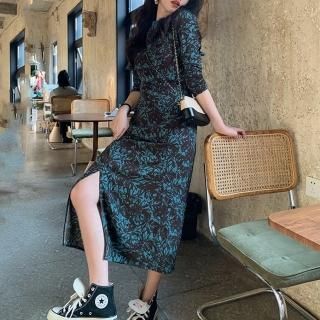 ホワイト×ブルーのフラワープリントが上品なロングワンピース ホワイト×ブルーのフラワープリントが上品なロングワンピース