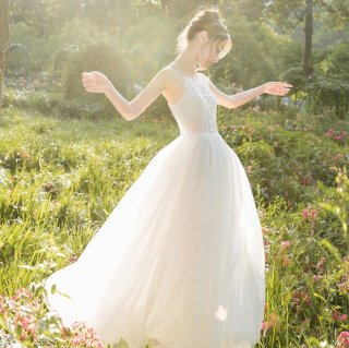リゾートウエディングにもおすすめ フェミニンな透かしレーストップのマキシ丈フレア白ドレス