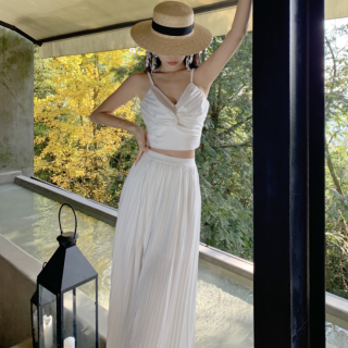 リゾートコーデに人気の海外デザイン ロング丈プリーツスカートとショートトップスの2点セットアイテム