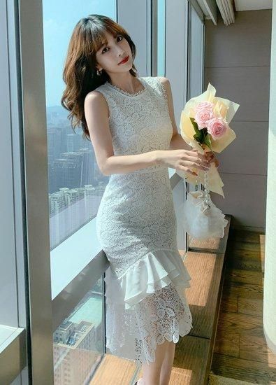 ティアードフリルでガーリーにきれいめ総レースのミモレ丈ノースリーブ