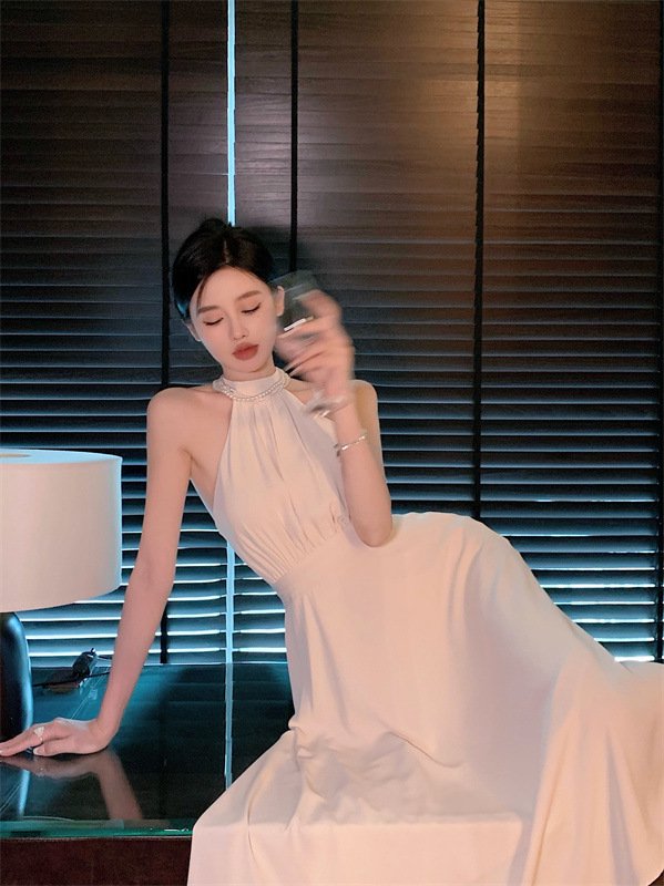 オトナ女子に人気のお呼ばれスタイル エレガントなホルターネックのロング丈白ドレス ワンピース