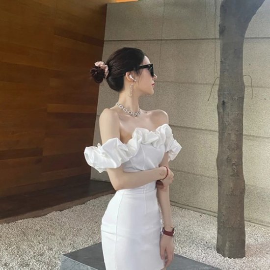 華やかでセクシーな海外スタイル ボリュームオフショルのミニ丈タイト白ドレス ワンピース