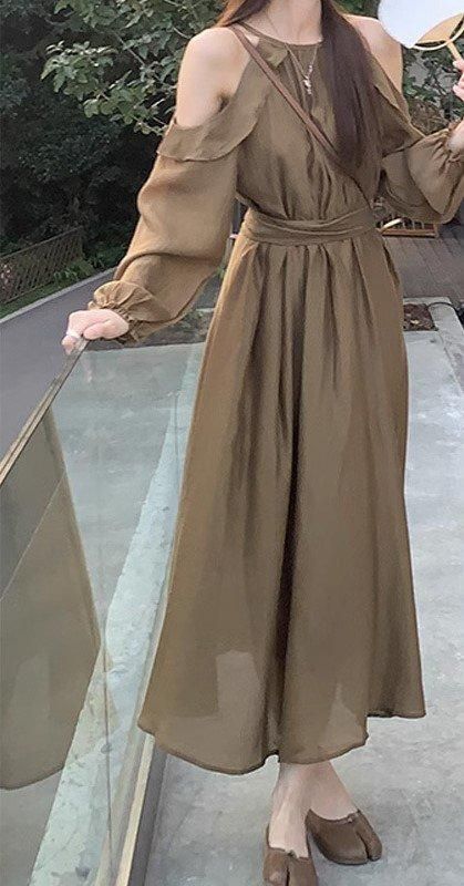 上品かわいいフリルオープンショルダーのロング丈長袖ギャザー