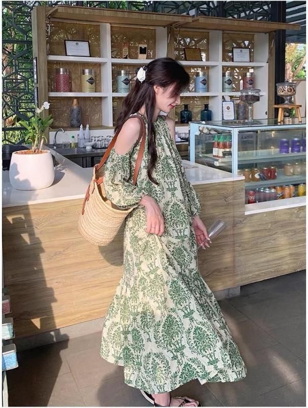 さわやかなグリーンのワンピースです グリーンのボタニカルプリントが爽やかなロングワンピ