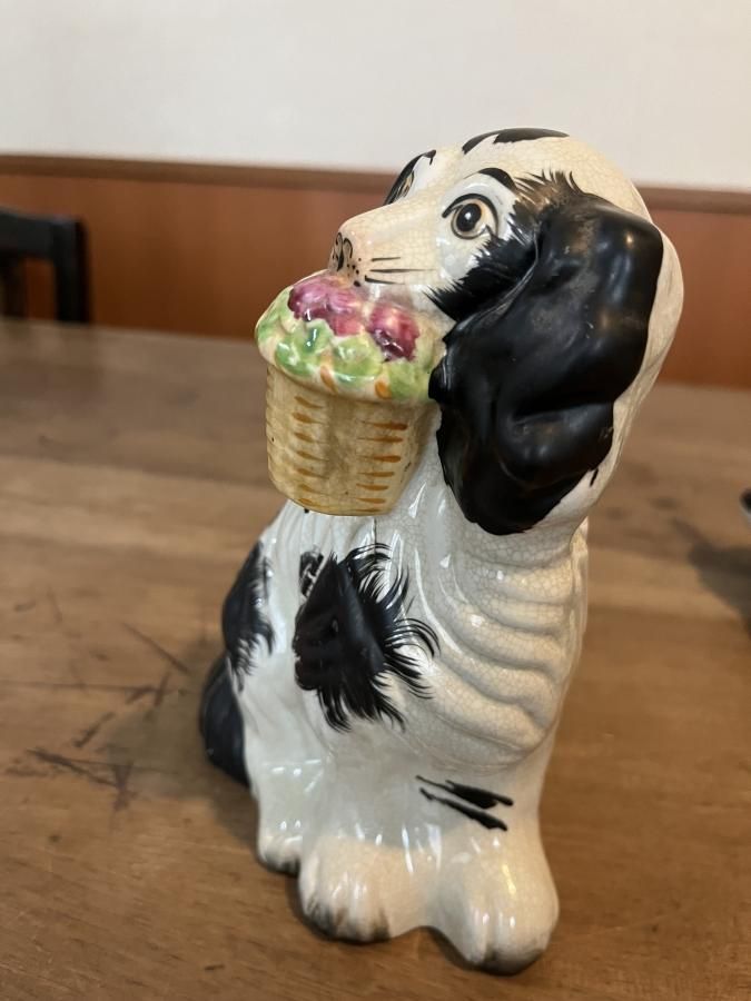 スタッフォードシャードッグ 花カゴをくわえたスパニエル犬 ペア