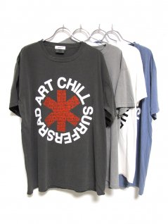 <img class='new_mark_img1' src='https://img.shop-pro.jp/img/new/icons47.gif' style='border:none;display:inline;margin:0px;padding:0px;width:auto;' />RAD ART CHILL SURFERS TEE