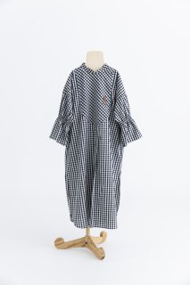 <img class='new_mark_img1' src='https://img.shop-pro.jp/img/new/icons20.gif' style='border:none;display:inline;margin:0px;padding:0px;width:auto;' />folk made  annika check dress    / black×White  L  last one!  30%off
