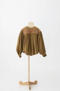 <img class='new_mark_img1' src='https://img.shop-pro.jp/img/new/icons20.gif' style='border:none;display:inline;margin:0px;padding:0px;width:auto;' />folkmade  embroidered boa gather blouse / beige   Mlast one! 30%off!