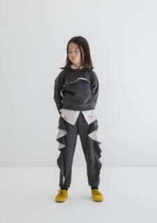 <img class='new_mark_img1' src='https://img.shop-pro.jp/img/new/icons14.gif' style='border:none;display:inline;margin:0px;padding:0px;width:auto;' />folkmade   Frill pullover / charcoal gray