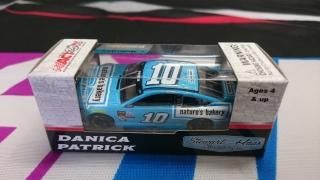 Danica Patrick #10 Nature's Bakery 2017 Fusion (1:64 Action)