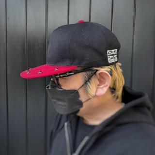 【NEW】フラットバイザーキャップ ブラック／レッド