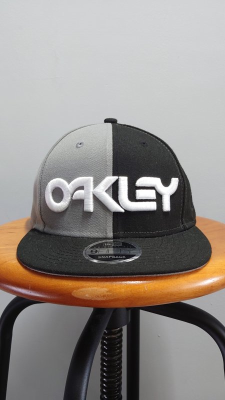 OAKLEY × NEW ERA 9FIFTY SNAPBACK バイカラー ロゴ 刺繍 6パネル