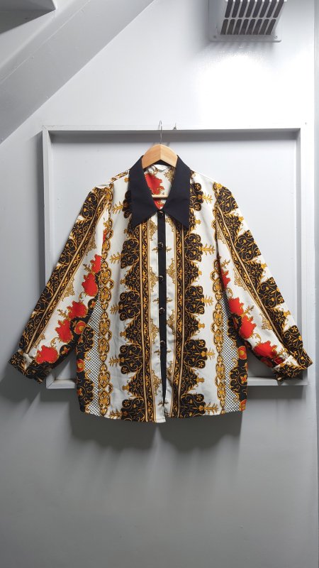 SARA スカーフ柄 シャツ サイズ9 レトロ 総柄 飾りボタン 長袖 柄シャツ (USED)