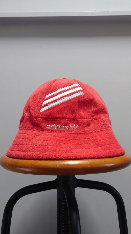 adidas ロゴ 刺繍 パイル ハット レッド L/58cm 3本ライン ベルハット 帽子 (USED)